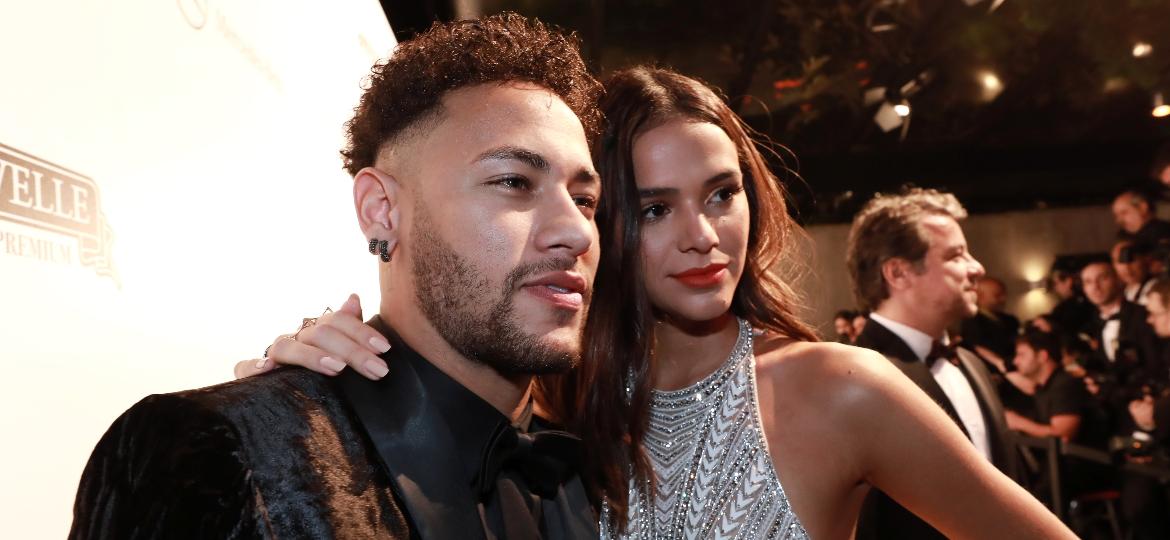 Neymar e Bruna Marquezine posam juntos em evento; casal planeja morar junto - Rodrigo Paiva/Getty Images for amfAR