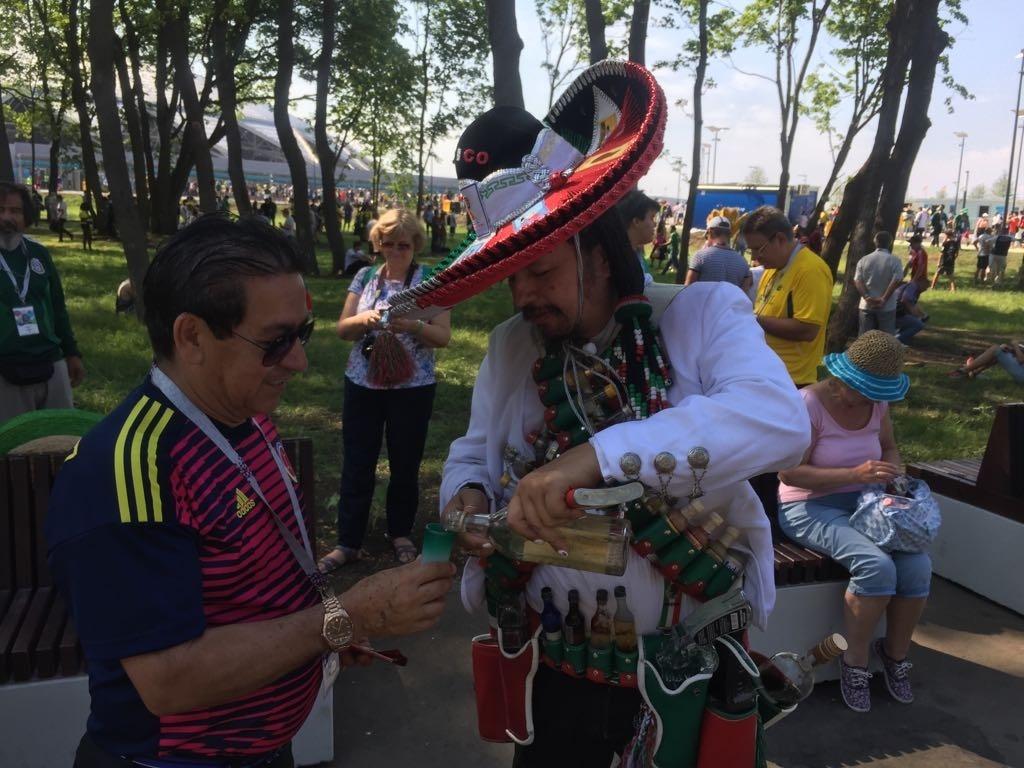 Antes da partida das oitavas, torcedor mexicano faz a festa da torcida em Samara com bebida típica do país - Felipe Pereira/UOL