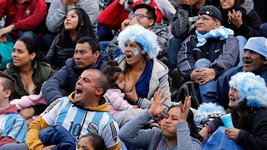 Mãe argentina amamenta sua filha enquanto torce para Argentina contra a Nigéria - Hernan Zenteno/La Nación