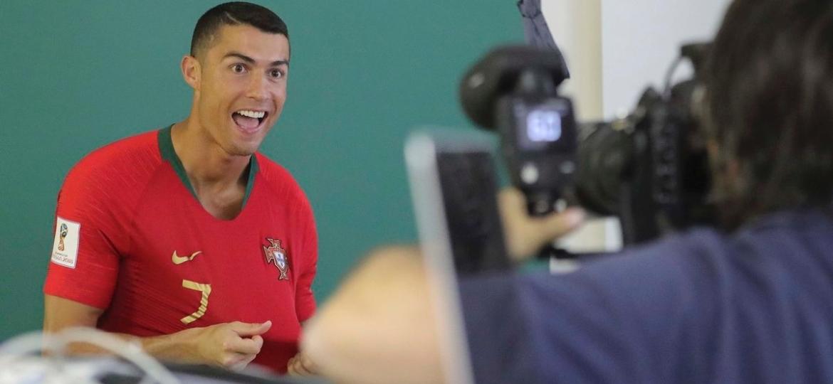 Cristiano Ronaldo fez careta para a câmera em dia de ensaio com a seleção portuguesa - Divulgação/FPF