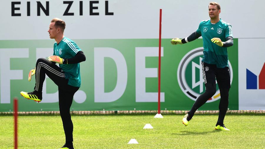 Os goleiros Neuer e Ter Stegen em treino da seleção da Alemanha, em Girlan, na Itália - AFP PHOTO / MIGUEL MEDINA