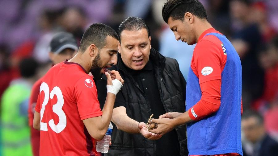 Técnico Nabil Maaloul alimenta atletas da seleção tunisiana durante amistoso contra a Turquia, no último dia 1º - AFP PHOTO / Fabrice COFFRINI