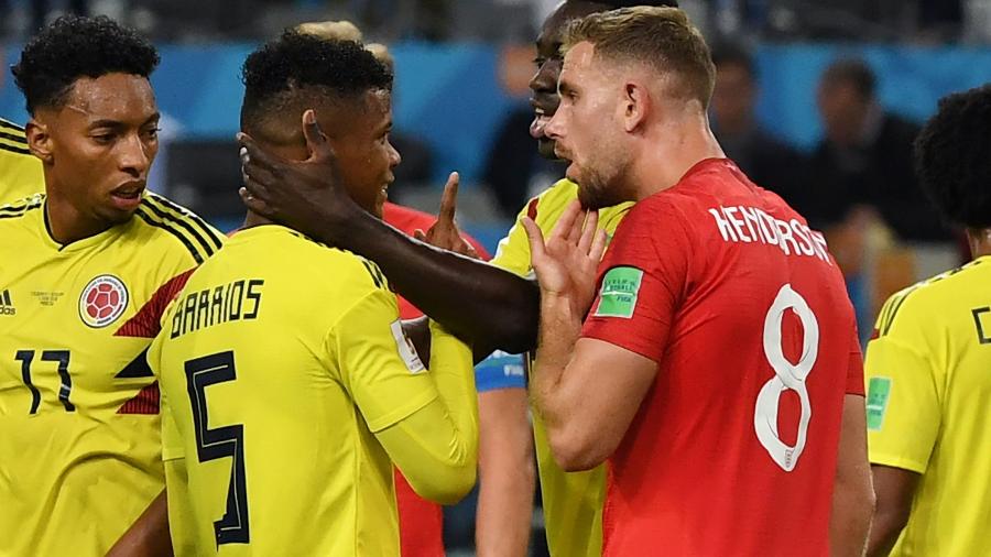 Henderson discute com Wilmar Barrios durante a partida entre Inglaterra e Colômbia - AFP PHOTO / YURI CORTEZ