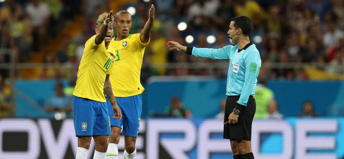 Neymar e Miranda reclamam com a arbitragem após o gol da Suíça em confronto do Grupo E - Buda Mendes/Getty Images