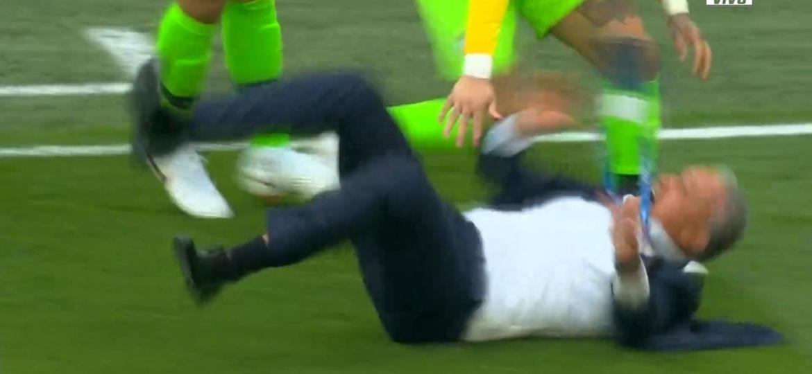 Tite é derrubado em comemoração do gol do Brasil contra a Costa Rica - Reprodução/Fox Sports