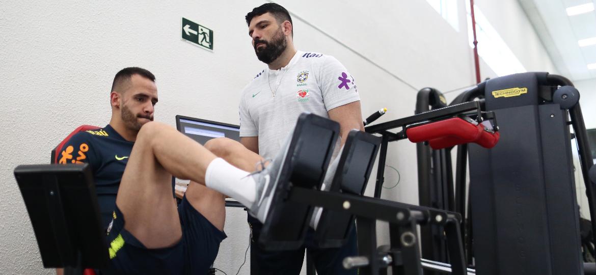 Renato Augusto faz musculação durante treino da seleção; sobrecarga gerou inflamação no joelho do meio-campista - Lucas Figueiredo/CBF/Divulgação