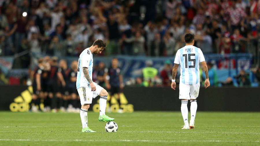 Lionel Messi, cabisbaixo, enquanto jogadores da Croácia (ao fundo) comemoram gol de Ante Rebic diante da Argentina, em jogo pelo Grupo D da Copa de 2018 - Gabriel Rossi/Getty Images