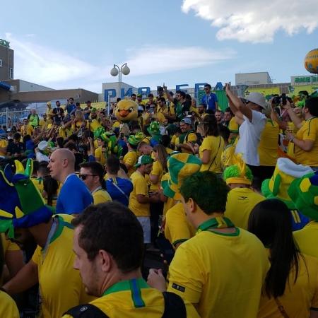 Brasileiros fizeram esquenta com mais de mil pessoas - Danilo Lavieri/UOL