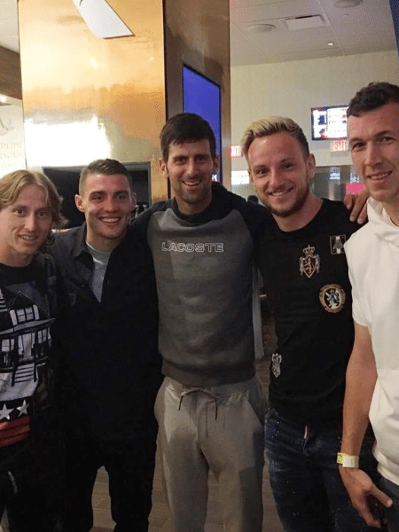Em março deste ano, Djokovic compartilhou foto ao lado de jogadores da Croácia - Reprodução