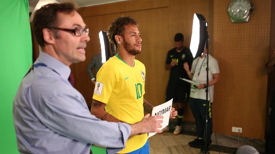 Neymar posa para a foto oficial da Copa do Mundo - Lucas Figueiredo/CBF