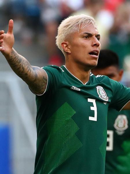 Carlos Salcedo durante jogo da Copa do Mundo de 2018 Carlos Salcedo durante jogo da Copa do Mundo de 2018