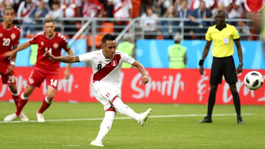 O são-paulino Christian Cueva cobra pênalti para fora em jogo entre Peru e Dinamarca - Clive Brunskill/Getty Images