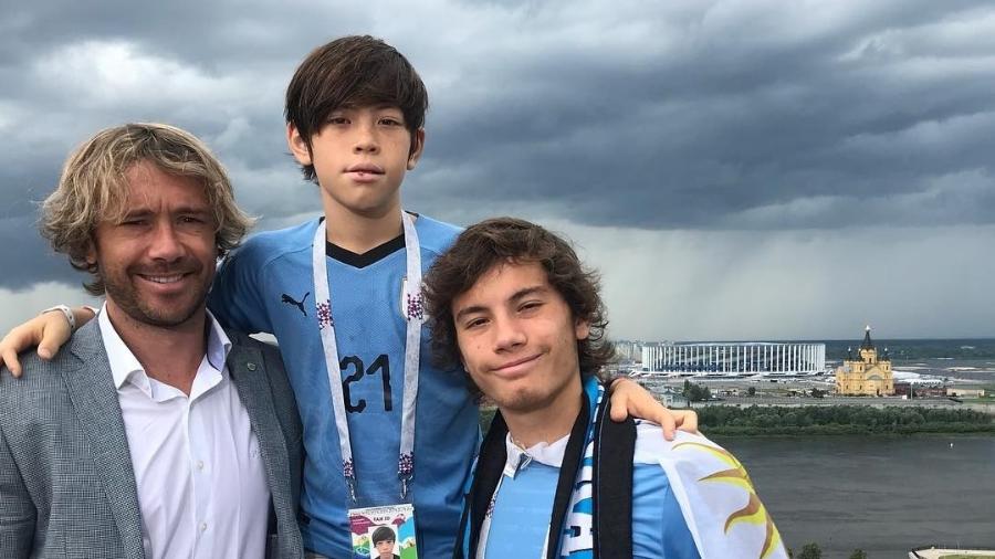 Diego Lugano com os filhos antes do jogo entre Uruguai e França - Reprodução/Instagram