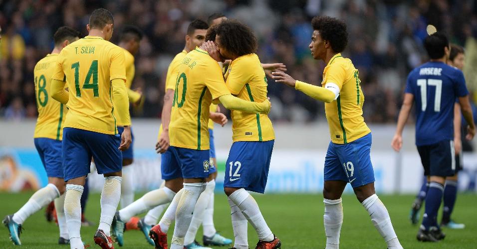 Marcelo comemora gol na seleção brasileira ao lado de Neymar
