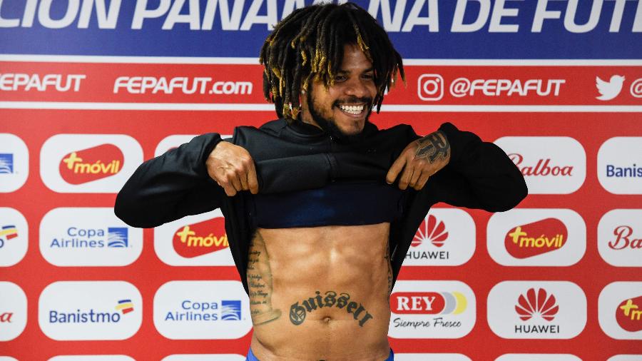 Román Torres, zagueiro do Panamá, mostra a barriga durante entrevista coletiva - Juan Barreto/AFP