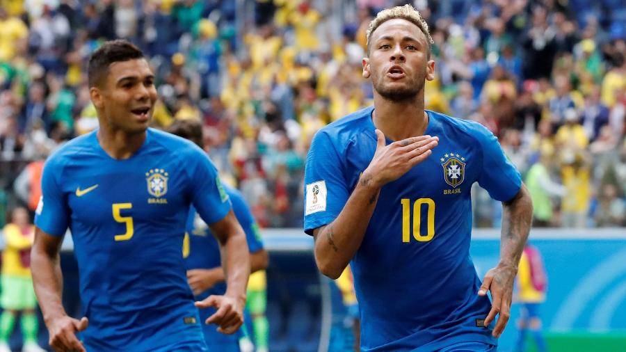 Neymar comemora com Casemiro o segundo gol do Brasil diante da Costa Rica - REUTERS/Carlos Garcia Rawlins