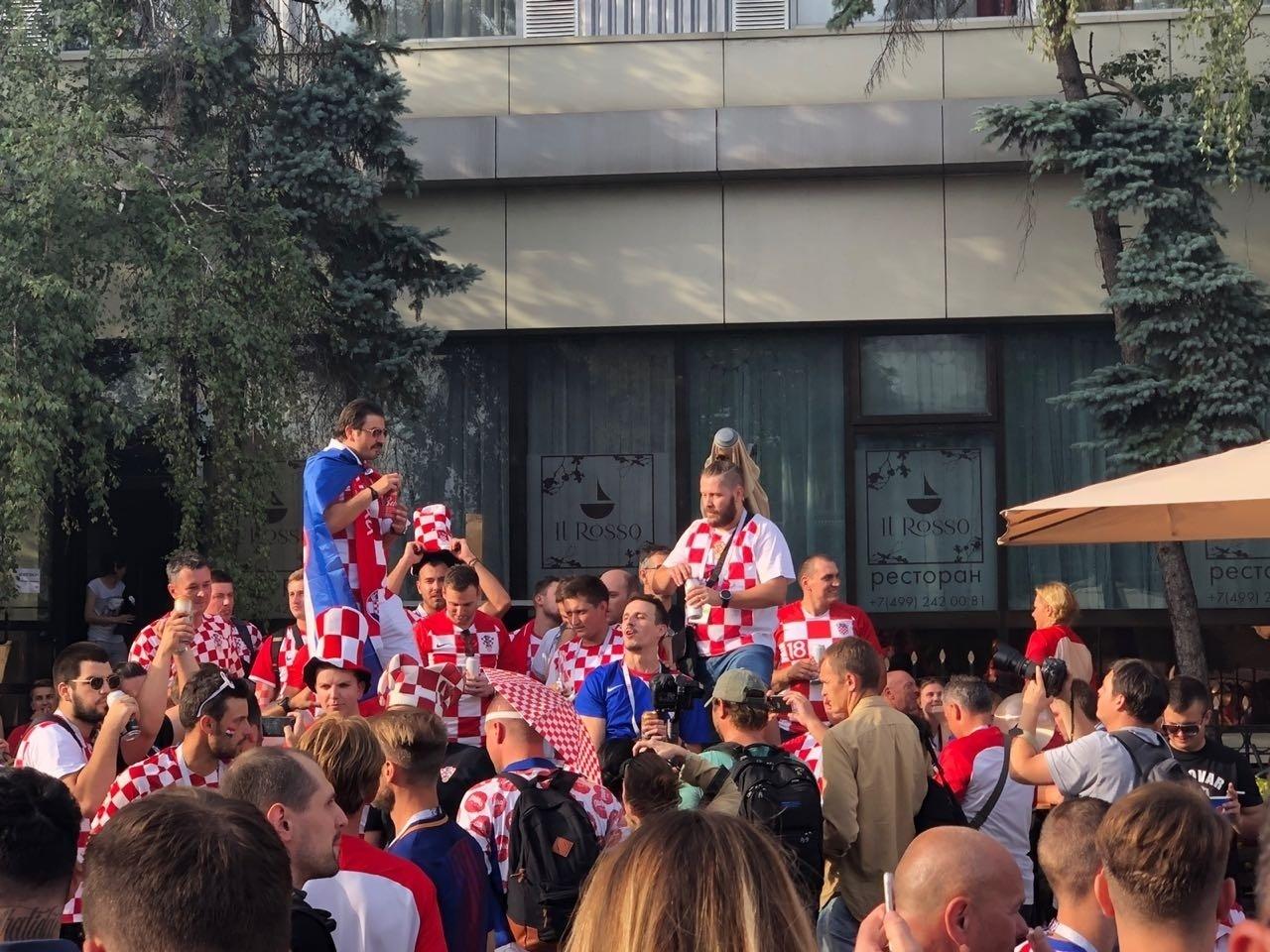 O portão do complexo do estádio Luzhniki foram abertos. A três horas de Croácia x Inglaterra, a aglomeração de torcedores é grande. Em Moscou, a movimentação de ingleses e croatas é grande. - Danilo Lavieri/UOL