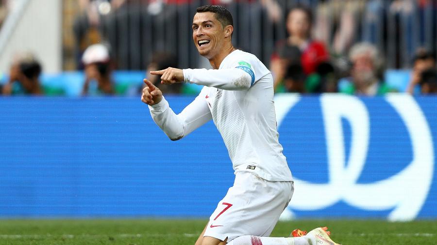 Cristiano Ronaldo faz sinal pedindo VAR durante Portugal x Marrocos  - Dean Mouhtaropoulos/Getty Images