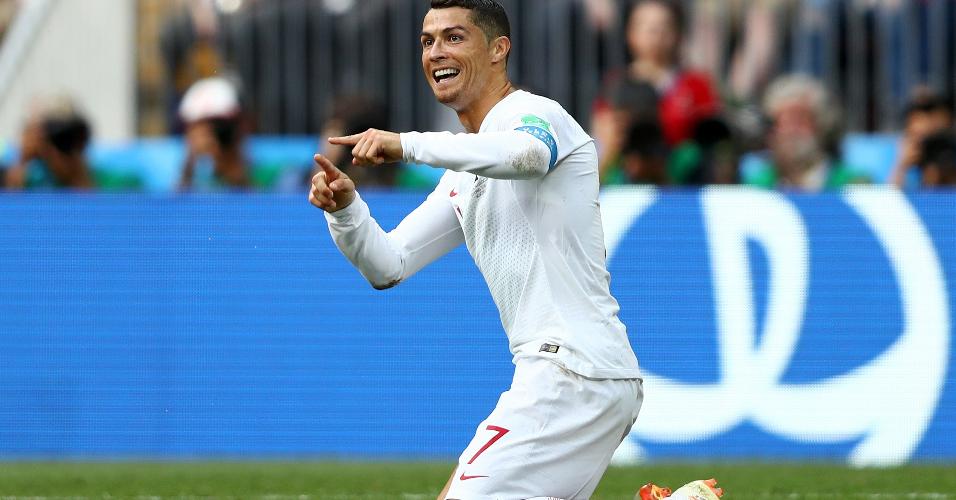 Cristiano Ronaldo faz sinal pedindo VAR durante Portugal x Marrocos 