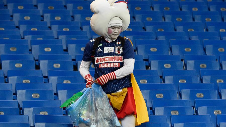 Torcedor do Japão recolhe lixo no estádio após derrota para a Bélgica - JUAN BARRETO/JUAN BARRETO