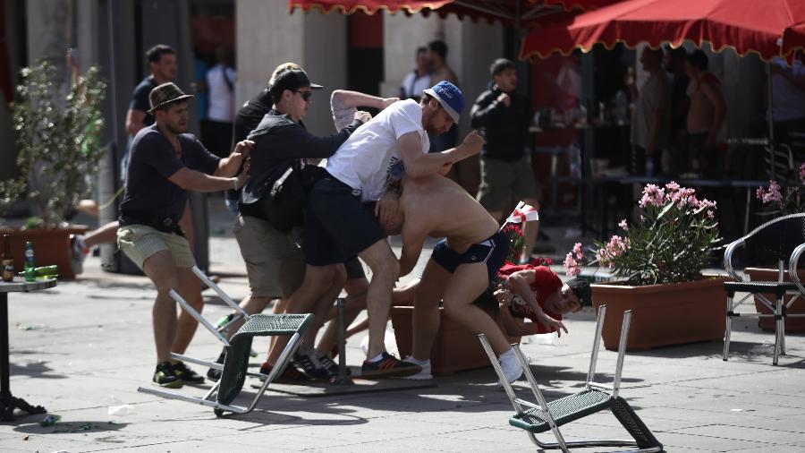 Hooligans russos e ingleses brigam em Marselha antes de jogo da Euro-2016 - Carl Court/Getty Images