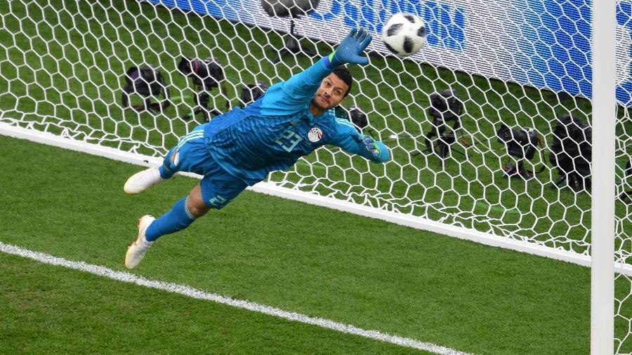 El Shenawy, goleiro do Egito, faz boa defesa em jogo contra o Uruguai - HECTOR RETAMAL/AFP