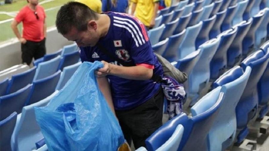 Torcedor recolhe lixo de estádio após jogo do Japão - Getty Images