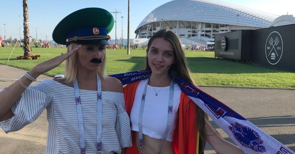 Torcedora russa usa bigode fictício em Sochi