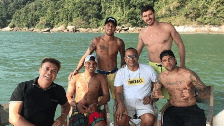 Neymar, Neymar pai, Daniel Alves, Bruninho, David Brazil e Thiago Silva posam para foto no Guarujá - Reprodução/Instagram