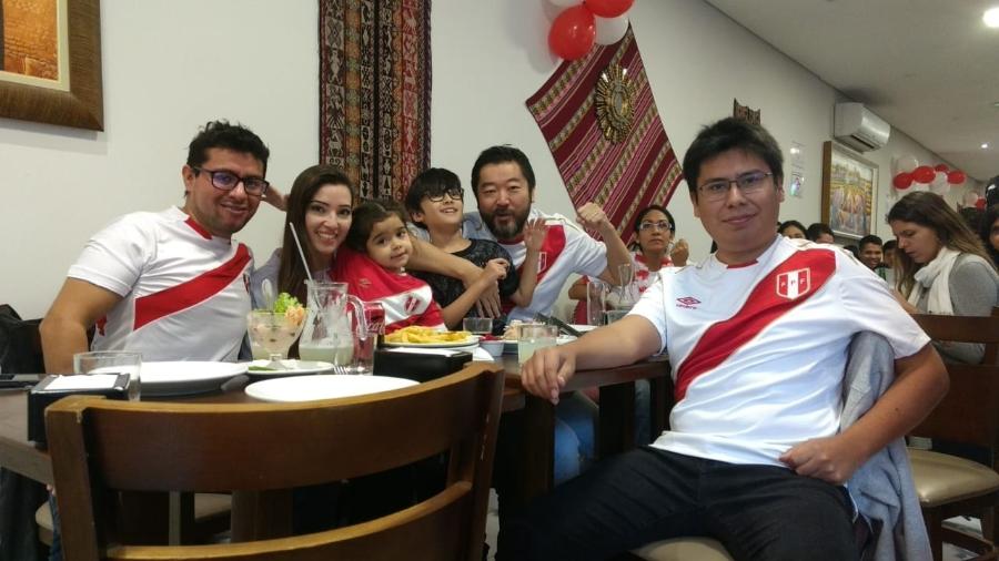 Juan Rodriguez, engenheiro peruano, levou a família para a ver a estreia do Peru na Copa - Adriano Wilkson/UOL