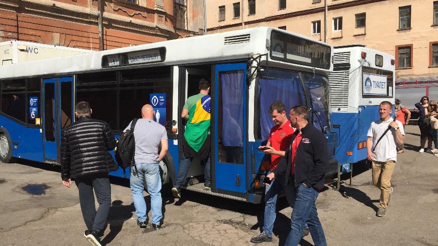 Brasileiro entra no xixi-móvel, o ônibus que vira banheiro na Rússia - Felipe Pereira