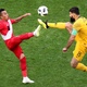 Christian Cueva, do Peru, e Mile Jedinak, da Austrália, disputam a bola em jogo entre suas seleções - Friedemann Vogel/EFE