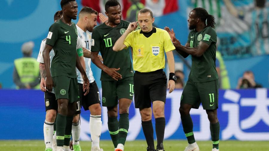 Jogadores da Nigéria reclamam com o árbitro Cuneyt Cakir na partida contra a Argentina - REUTERS/Henry Romero
