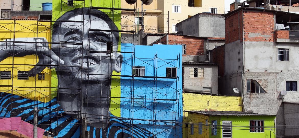 Mural com o rosto de Gabriel Jesus no Jardim Peri (SP) - REUTERS/Paulo Whitaker