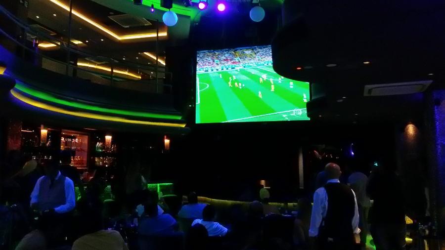 Público de casa noturna acompanha jogo do Brasil em telão; na hora da partida, é futebol em primeiro lugar - Daniel Lisboa/UOL