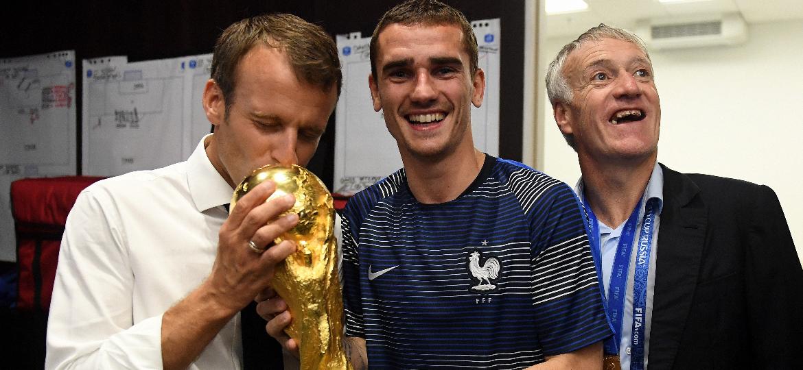 Macron beijou a taça da Copa do Mundo ao posar em foto com Griezmann - David Ramos/Fifa/Getty Images
