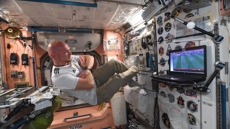 Astronauta  Alexander Gerst assiste a partida da Copa do Mundo na estação espacial - Reprodução/Twitter