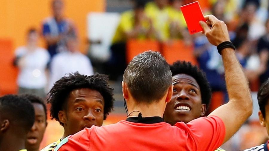 Carlos Sánchez (direita) foi expulso no começo do jogo - REUTERS/Jason Cairnduff