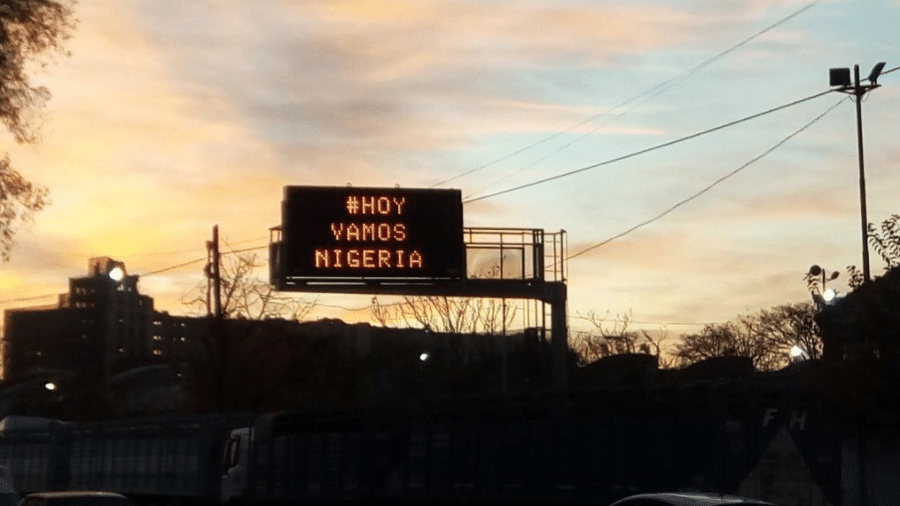 Sinal de trânsito em Buenos Aires exibiu mensagem de apoio à Nigéria - Reprodução/Twitter