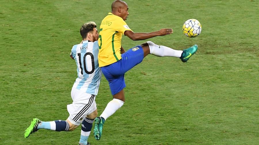 Fernandinho e Messi travam duelo semanas depois de o camisa 10 do Barça perder a cabeça com o volante - EVARISTO SA/AFP
