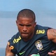 Douglas Costa faz trabalho à parte no treino da seleção brasileira - REUTERS/Hannah McKay