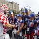 Torcedor da Croácia interage com franceses em Moscou antes de Croácia x França - Gleb Garanich/Reuters