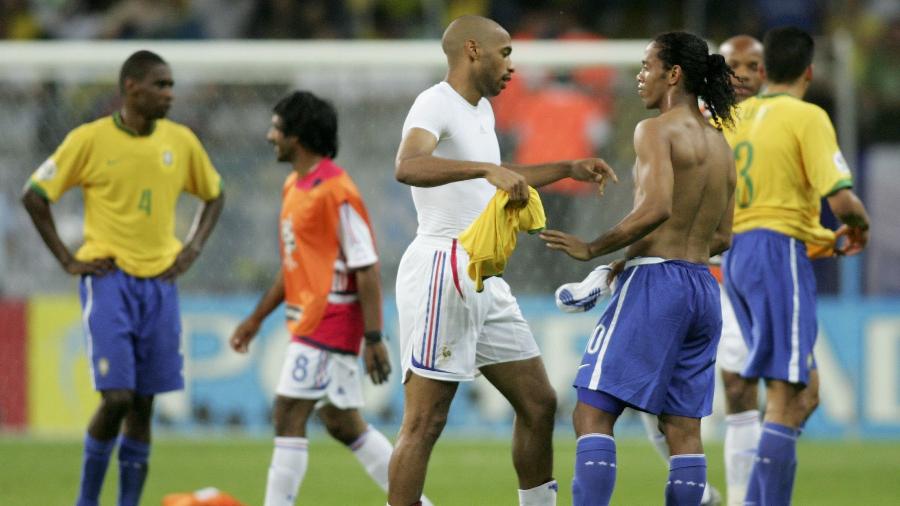 Henry e Ronaldinho conversam após eliminação da seleção brasileira para a França na Copa do Mundo de 2006 - Ben Radford/Getty Images