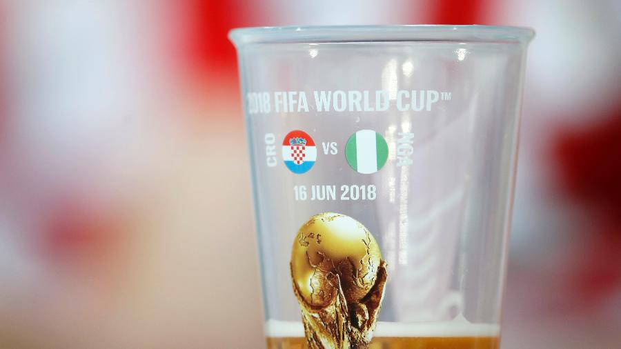 Copo de cerveja no estádio de Kaliningrado antes de Croácia x Nigéria, na Copa da Rússia - Julian Finney/Getty Images