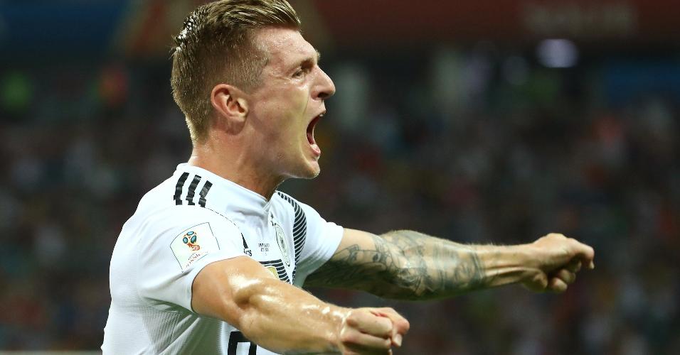 Herói da virada da Alemanha sobre a Suécia, Kroos viba muito com o golaço no último instante