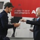 Hummels, zagueiro da seleção alemã, entrega cartão de embarque no aeroporto - REUTERS/Gleb Garanich