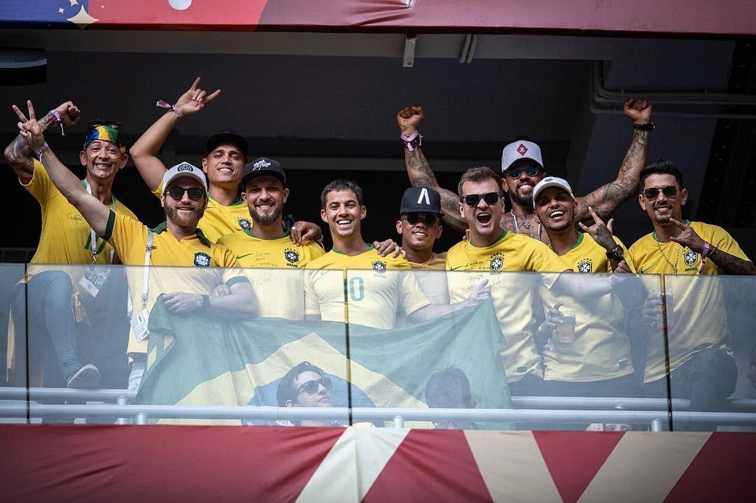 'Parças' do Neymar em camarote do estádio de Samara