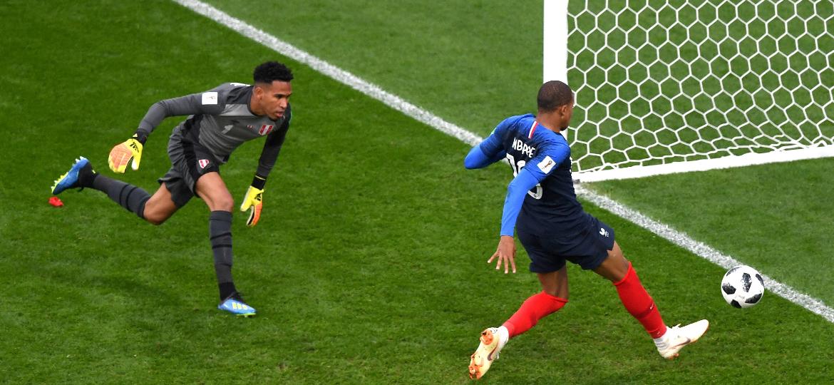 Kylian Mbappé manda a bola para o gol e abre o placar para a França contra o Peru - Shaun Botterill/Getty Images