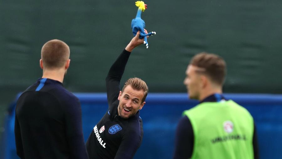Harry Kane segura a galinha de borracha durante treino da Inglaterra - Lee Smith/Reuters