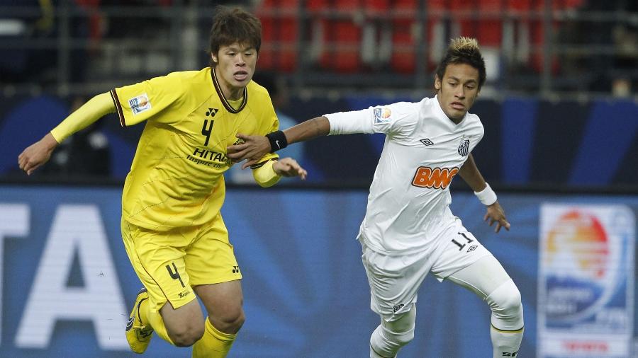 Sakai, ex-Kashiwa Reysol, disputa bola com Neymar no Mundial de Clubes de 2011 - Toru Hanai/Reuters
